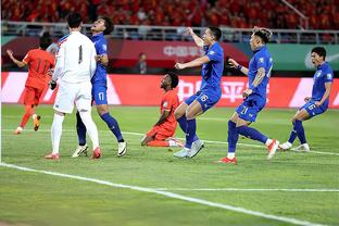 痛苦倒地！刘洋遭黎巴嫩球员踩到脚面，裁判未出示黄牌！